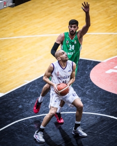 الإنجليزية يفرض مباراة فاصلة على الوحدات ويؤجل حسم التأهل للمربع الذهبي