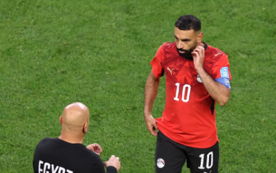 محمد صلاح يترك معسكر منتخب مصر بسبب حسام حسن